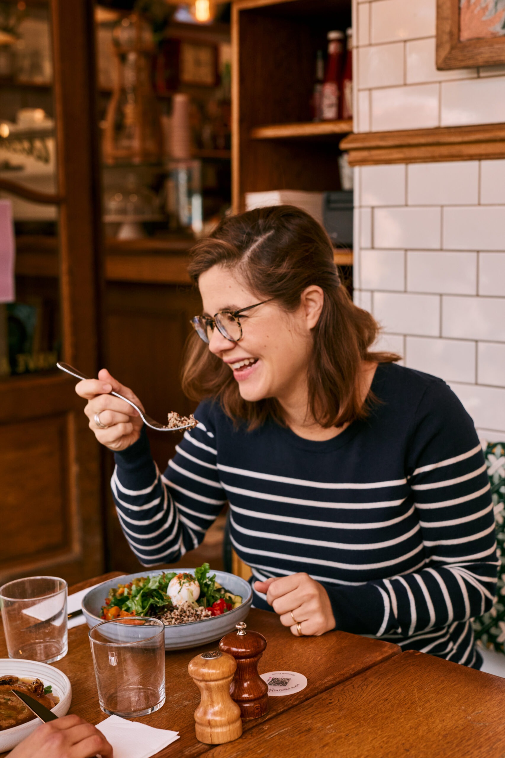 Une cliente heureuse au restaurant